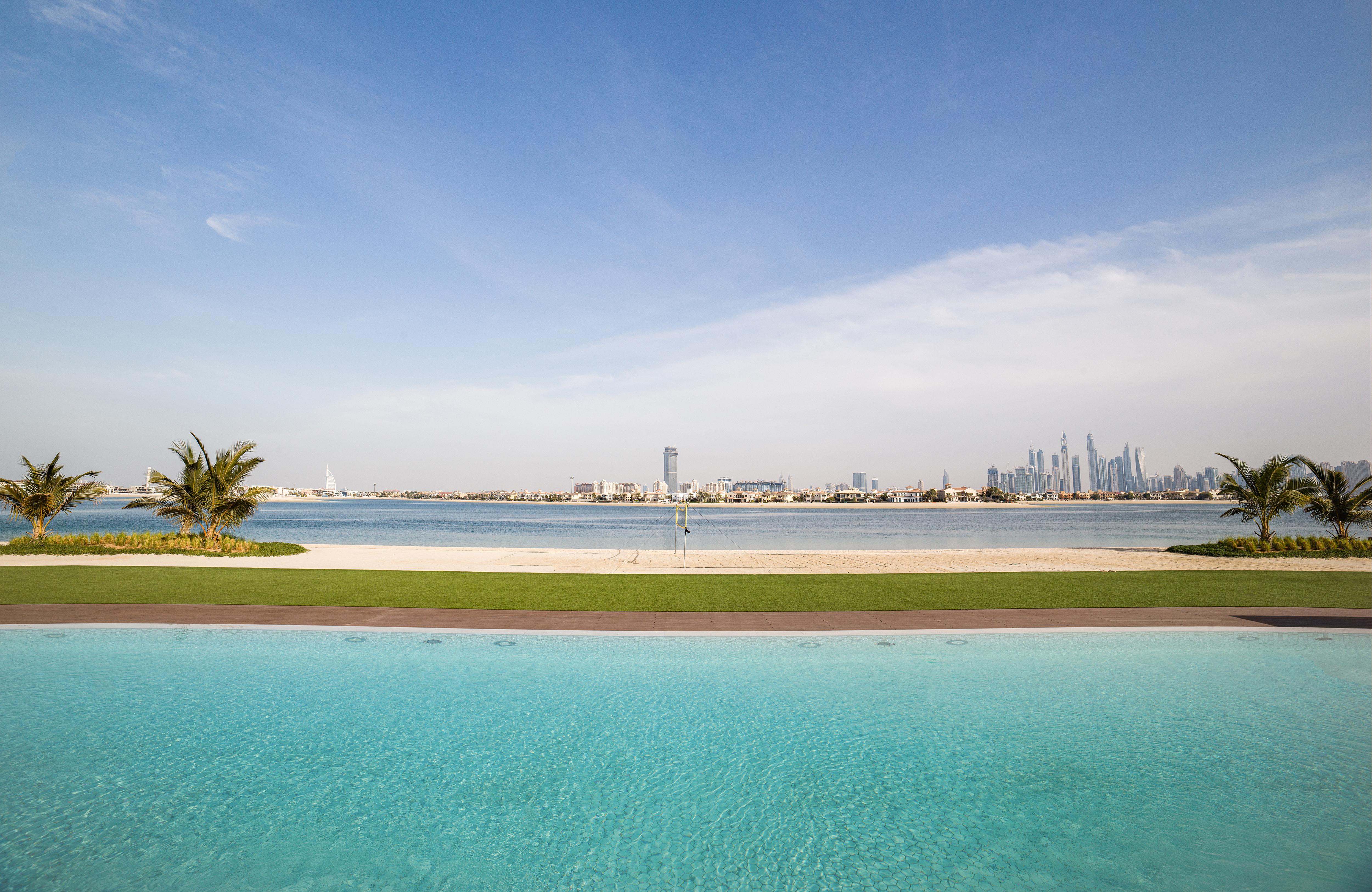 Th8 Palm Dubai Beach Resort, Vignette Collection By Ihg エクステリア 写真 View of Dubai from the pool at Jumeirah Islands