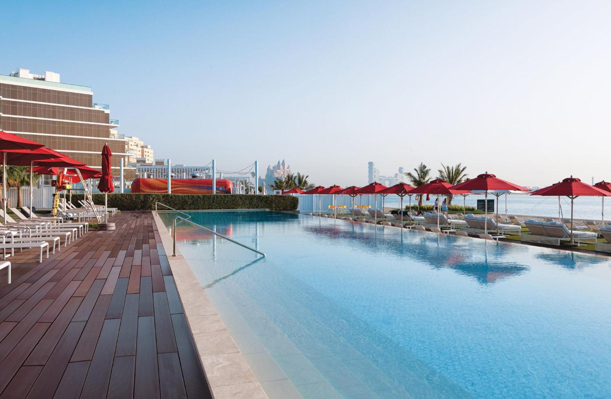 Th8 Palm Dubai Beach Resort, Vignette Collection By Ihg エクステリア 写真 The swimming pool at the hotel