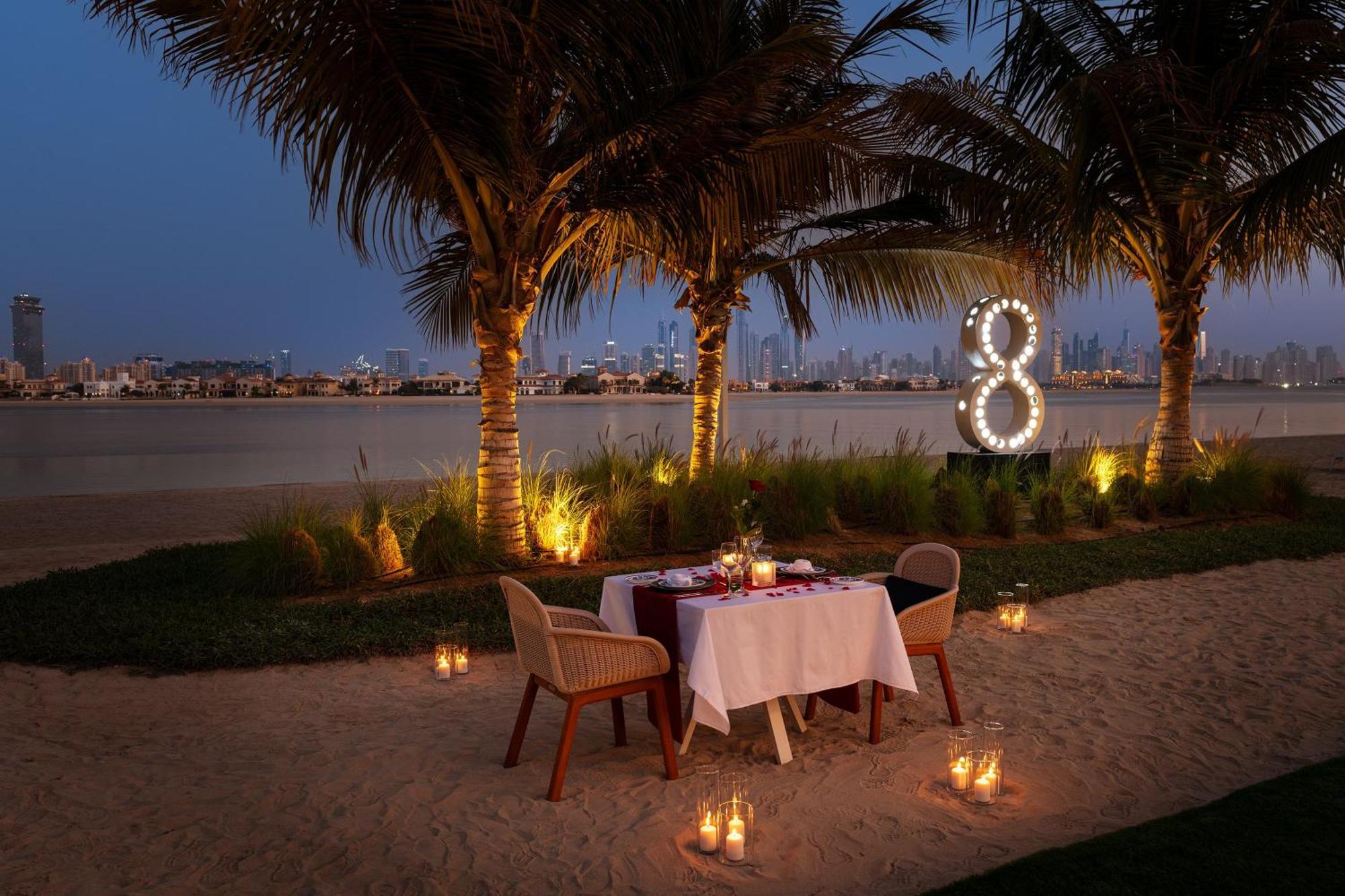 Th8 Palm Dubai Beach Resort, Vignette Collection By Ihg エクステリア 写真 Beach dining at Jumeirah Creekside