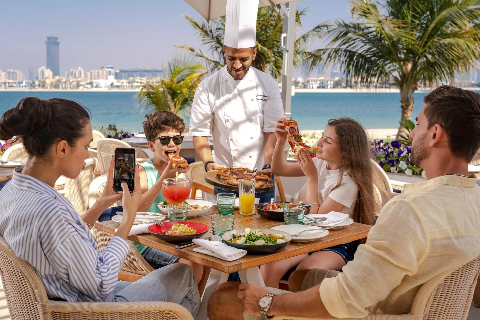 Th8 Palm Dubai Beach Resort, Vignette Collection By Ihg エクステリア 写真 A family dining at Jumeirah Beach Hotel