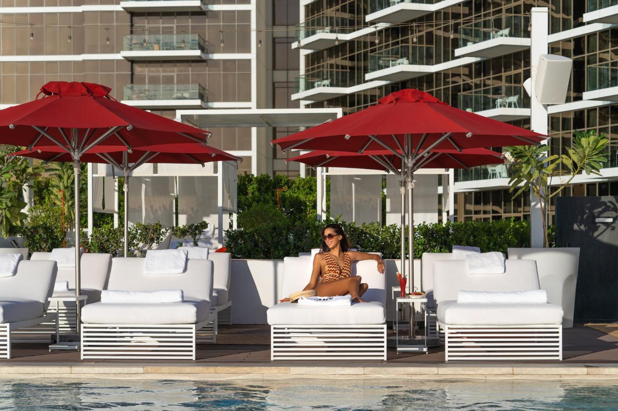 Th8 Palm Dubai Beach Resort, Vignette Collection By Ihg エクステリア 写真 The pool at the SLS
