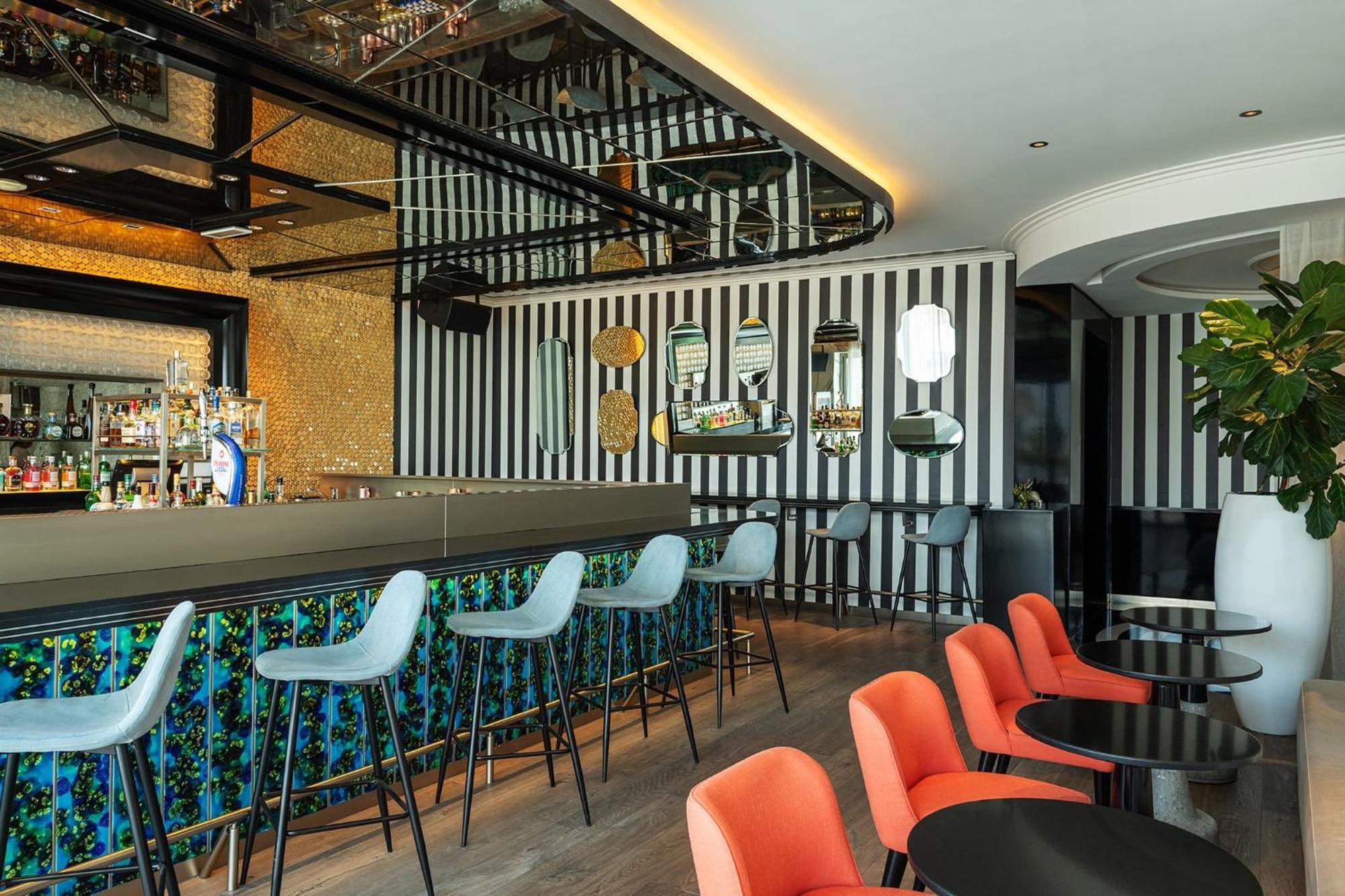 Th8 Palm Dubai Beach Resort, Vignette Collection By Ihg エクステリア 写真 The bar at the 101 Skybar