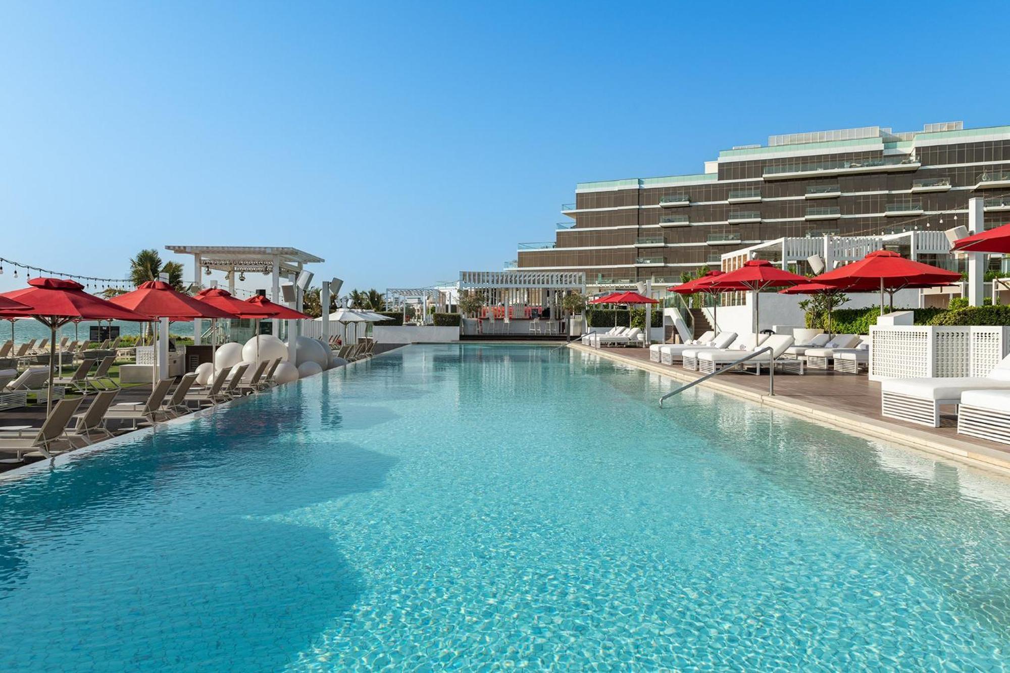 Th8 Palm Dubai Beach Resort, Vignette Collection By Ihg エクステリア 写真 The pool at the hotel
