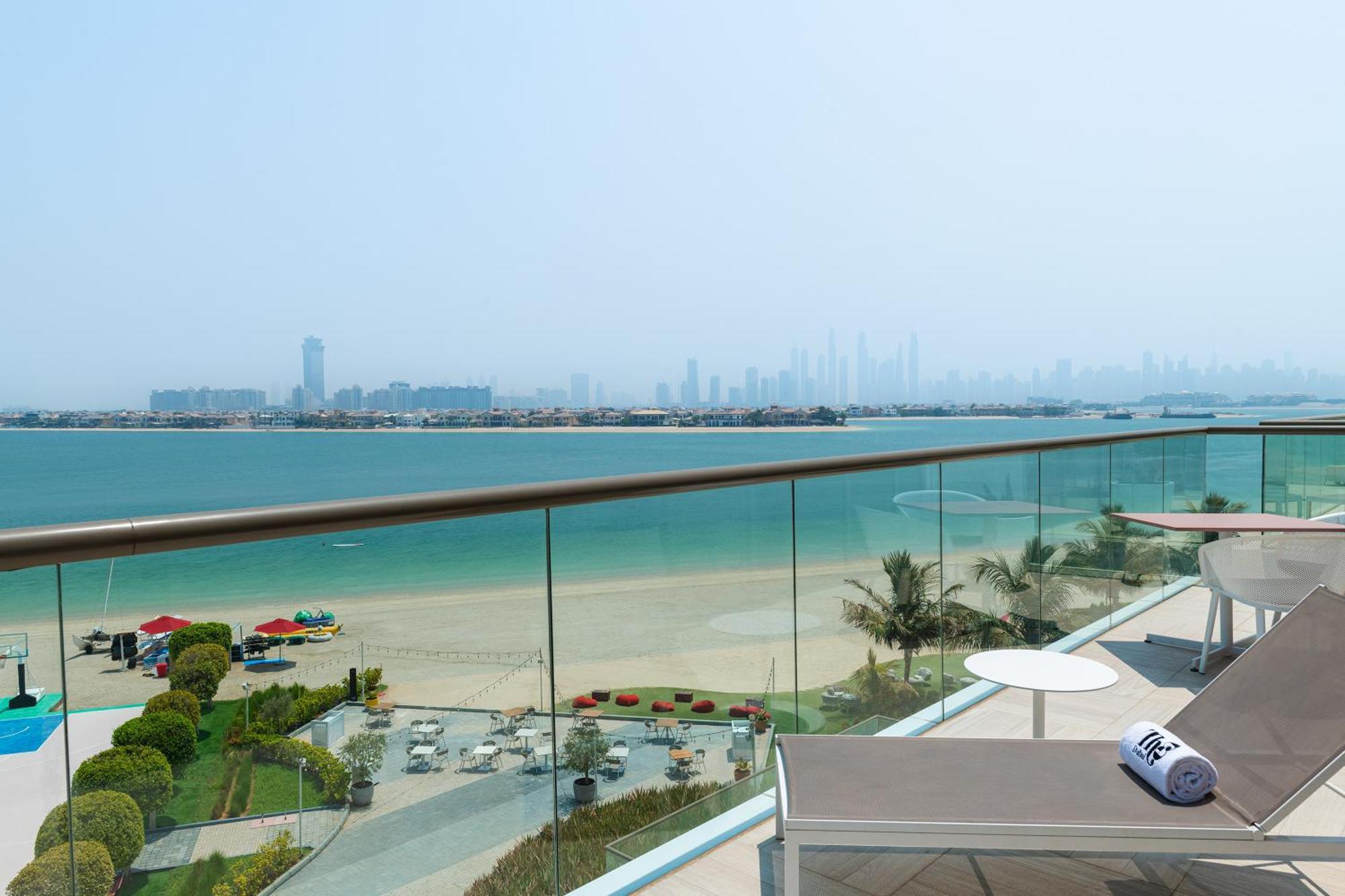 Th8 Palm Dubai Beach Resort, Vignette Collection By Ihg エクステリア 写真 View of the Palm Jumeirah from the hotel