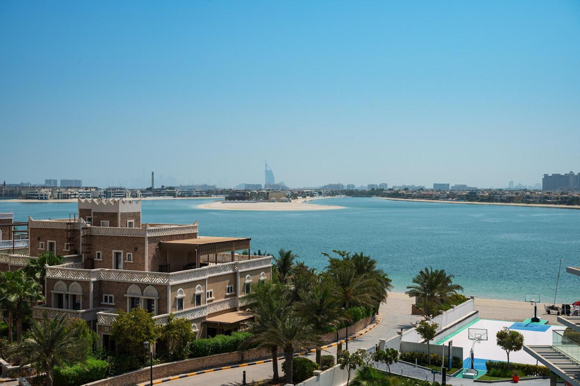 Th8 Palm Dubai Beach Resort, Vignette Collection By Ihg エクステリア 写真 View of Jumeirah Islands